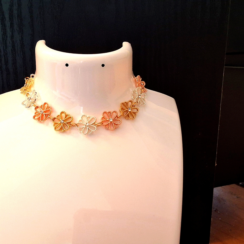 💥SALE💥Laura Conrad NWT, Flower Rhinestone Bracelet - Picture 3 of 6